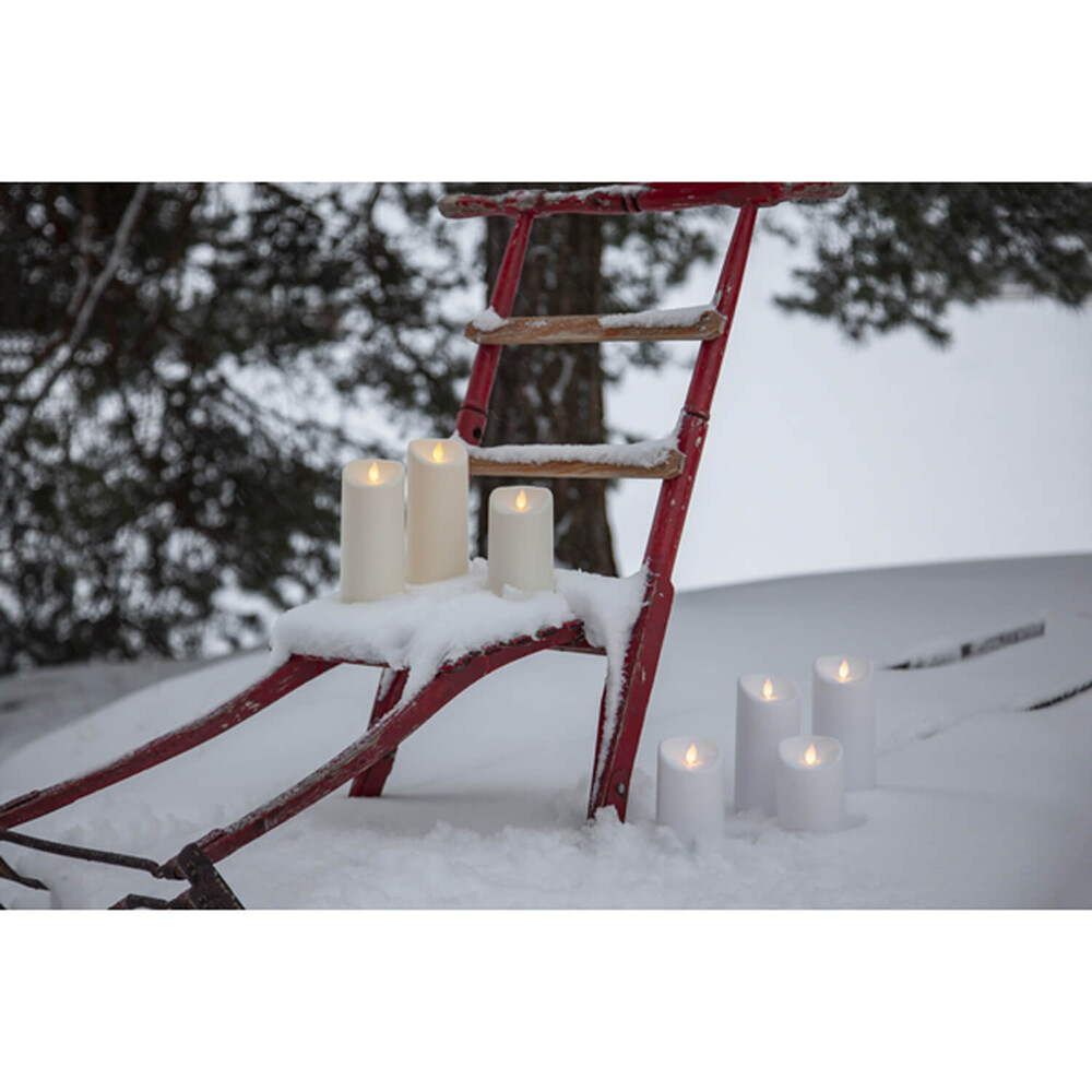 Herrliche weiße LED Kerze von Star Trading aus hochwertigem Kunststoff, mit Twinkle Effekt und Timer Funktion, ideal für den Outdoor Einsatz