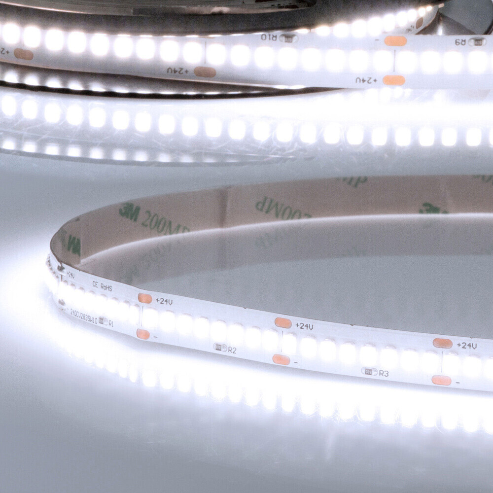 Stilvoller und leuchtender LED Streifen von Isoled in kaltweiß