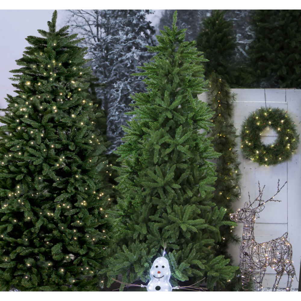 Grüner, majestätischer Weihnachtsbaum von Star Trading mit robustem Metallfuß, perfekt für Outdoor-Einsatz