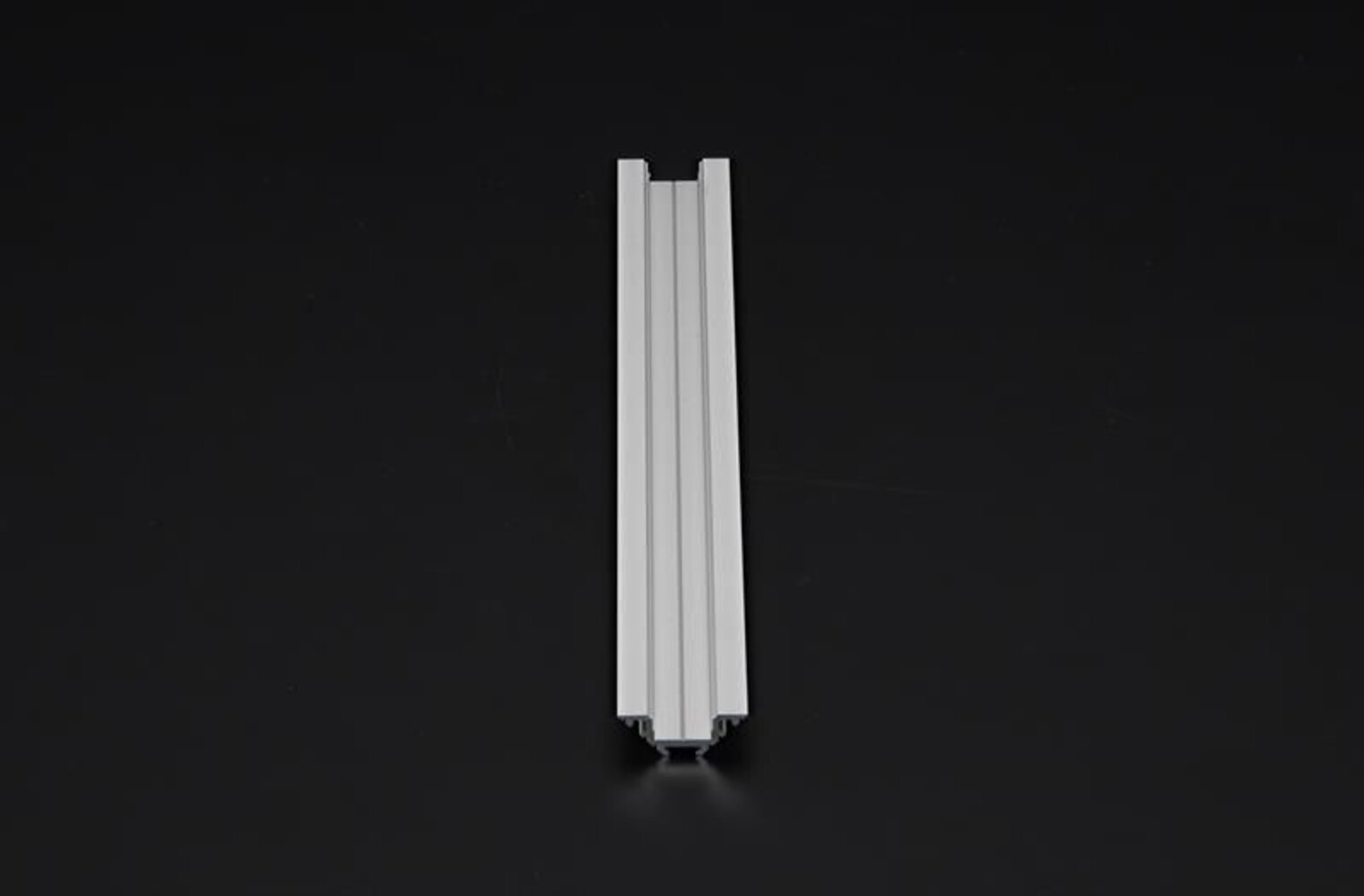 Hochwertiges LED Profil von der Marke Deko-Light, in Silber matt und eloxiert, perfekt für 12-13.3 mm LED Stripes