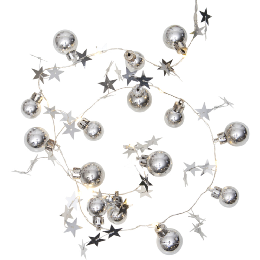 Schillernde silberne Sterne und Kugeln auf warmweißer LED-Lichterkette von Star Trading