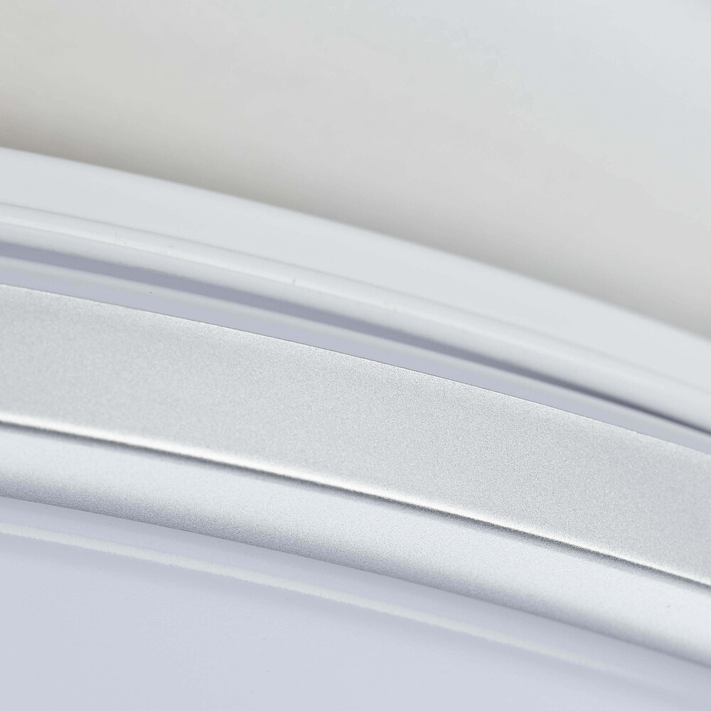 Moderner weiß-silberner Deckenstrahler von Brilliant mit 48 cm Durchmesser