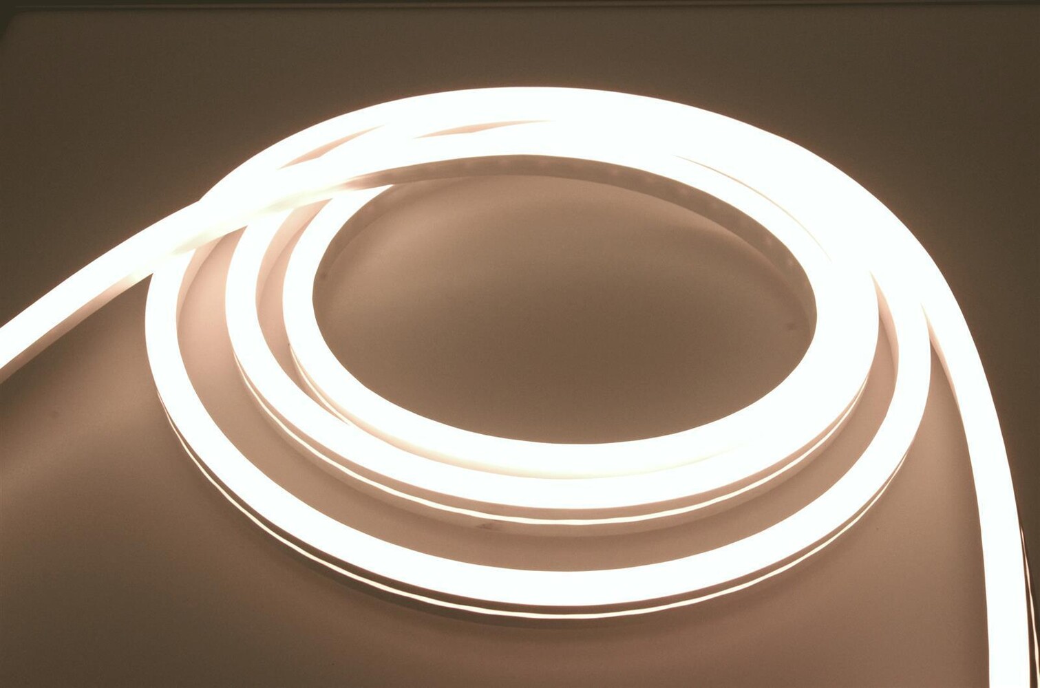 Premium-LED-Streifen in warmweißem Licht von LED Universum