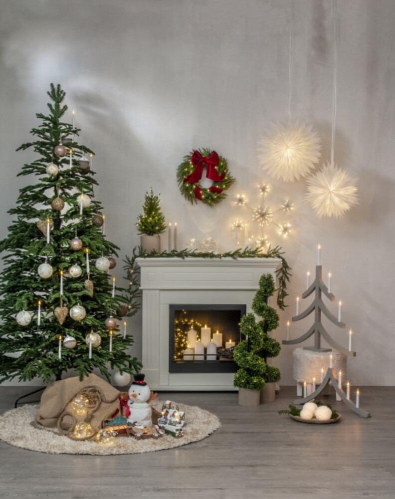 Hocher, imposanter Weihnachtsbaum von Star Trading mit standfestem Metallfuss für den Außenbereich