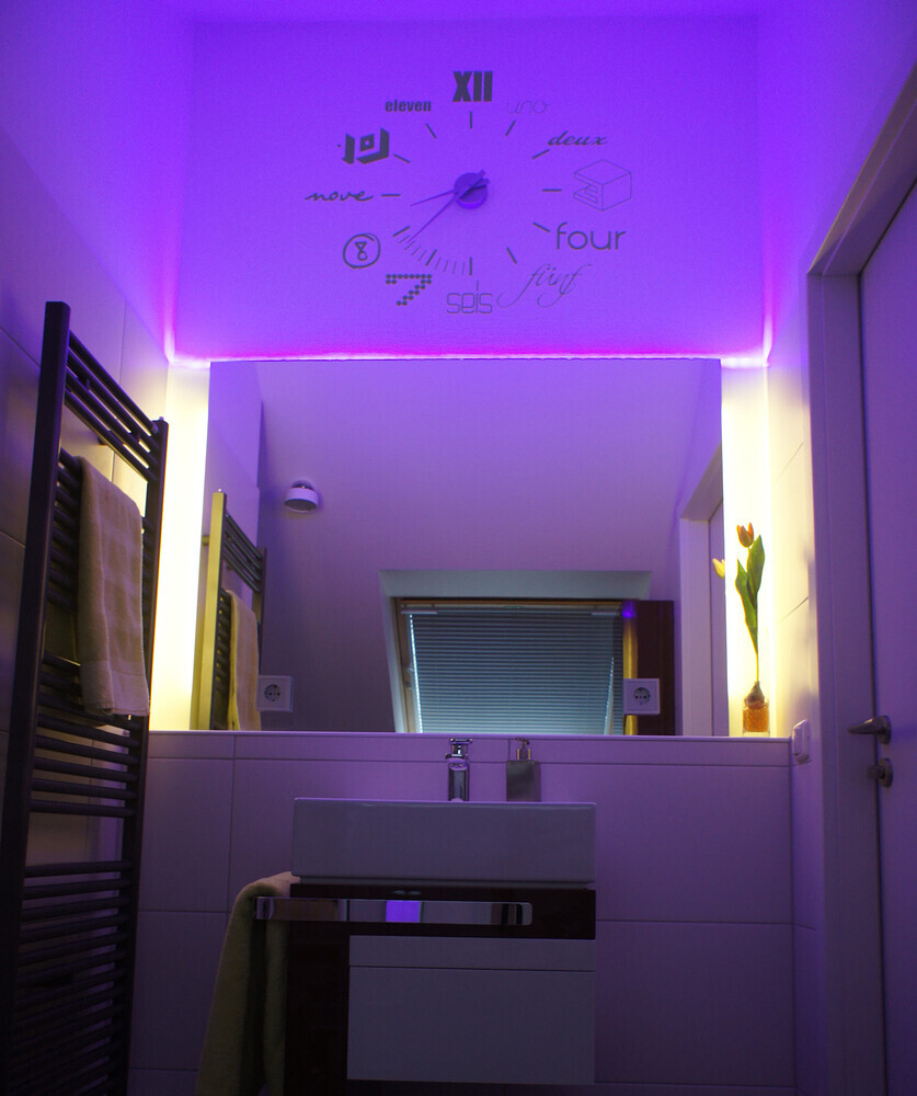 Hochwertiger, vielseitig einsetzbarer LED Streifen von LED Universum mit Comfort Ausstattung, farbenfroher RGB 30 LED m 5050 Technologie und praktischem WLAN SET Magic Home