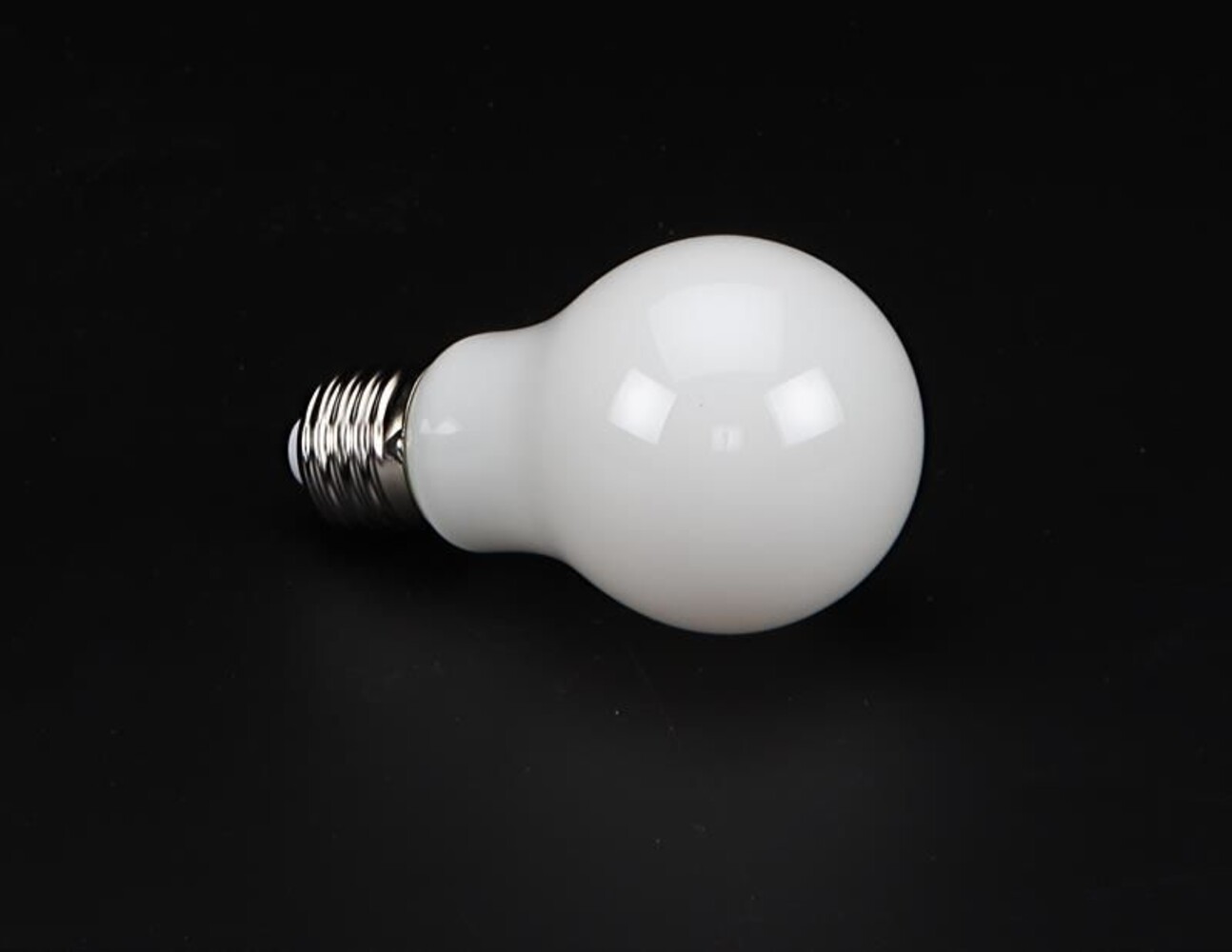 Exquisites Deko-Light Filament Leuchtmittel strahlt in warmem 2700K Licht