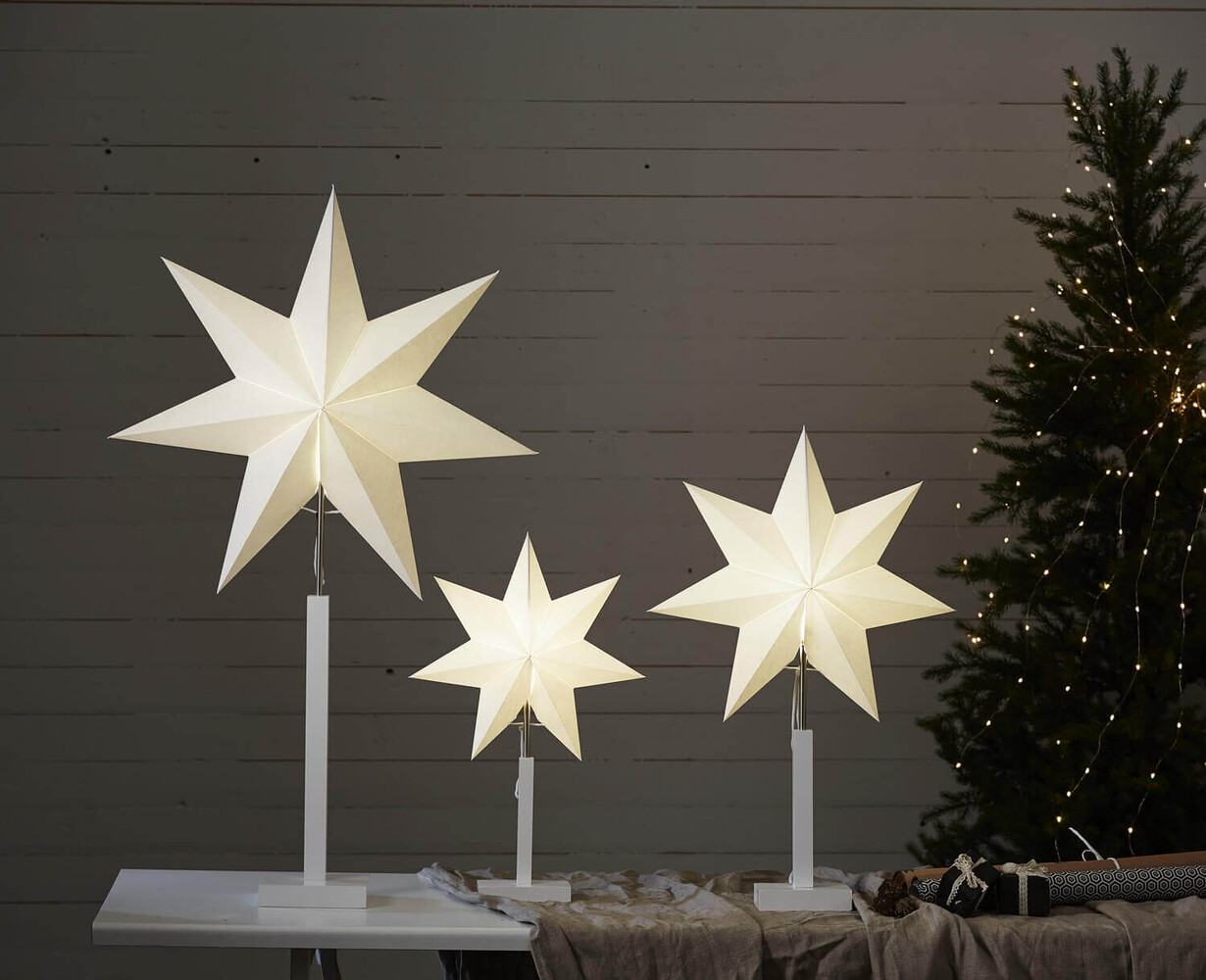 Elegante Stehlampe Karo aus Holz und Papier von Star Trading in der Farbe beige-weiß