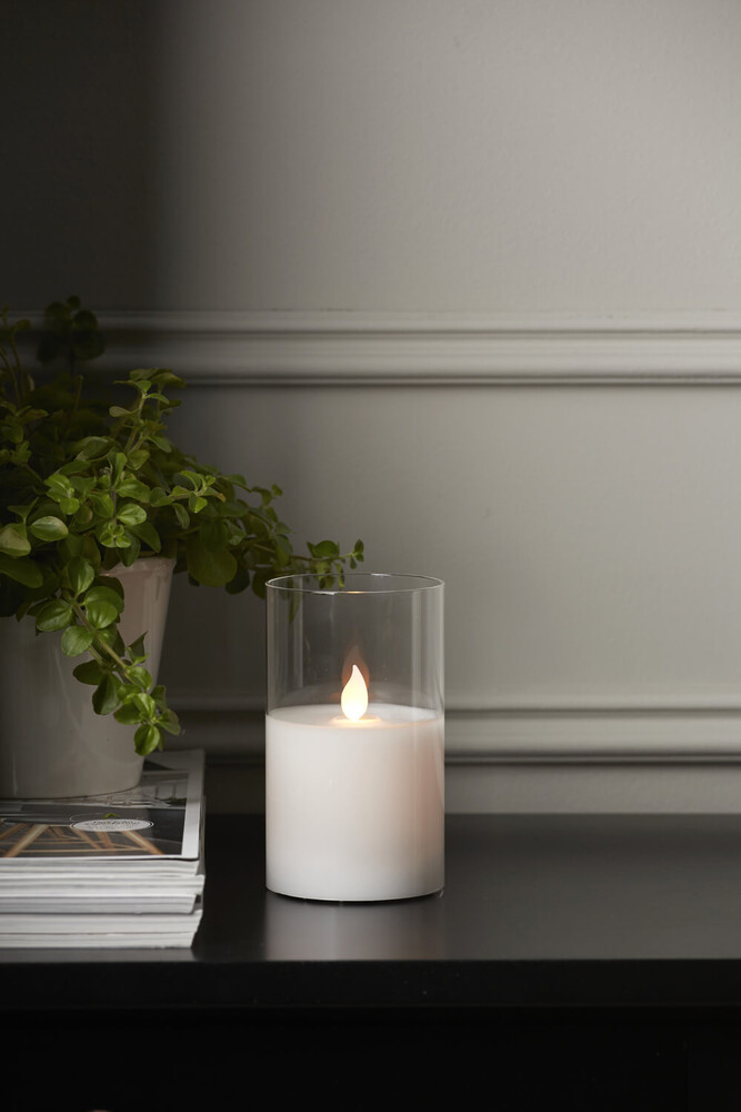 Liebliche weiße LED Kerze von Star Trading in einem Glasgefäß mit bewegender Flamme