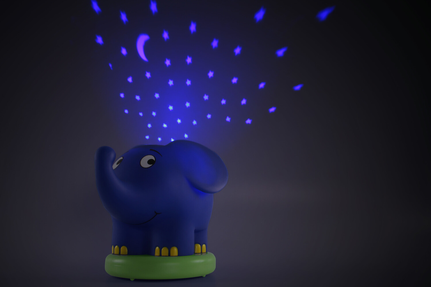 Faszinierendes Ansmann Nachtlicht in Form eines Elefanten leuchtet sanft im Dunkeln, erleuchtet die Umgebung mit fantastischen Sternen, und spielt eine beruhigende Melodie
