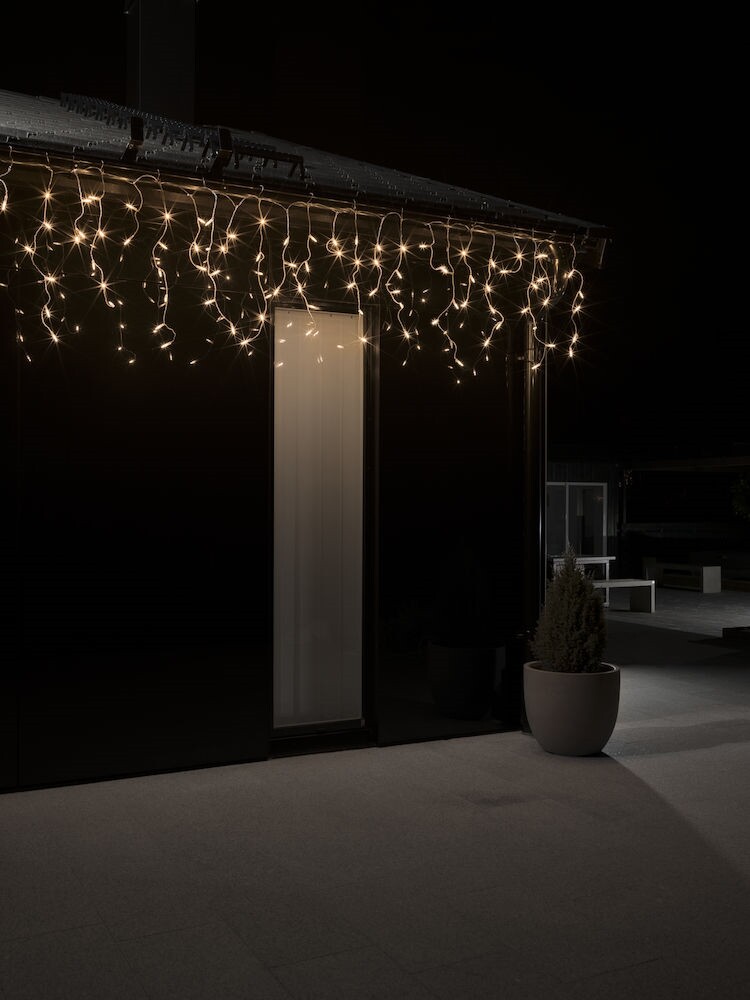 Anmutiger LED Eisregen Lichtervorhang von Konstsmide mit warmweißer Beleuchtung
