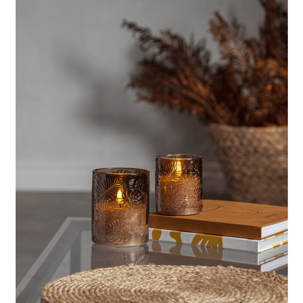 Atemberaubende LED-Kerze von Star Trading in einem braunen Glas mit elegantem Blattmuster und realistischer Flamme
