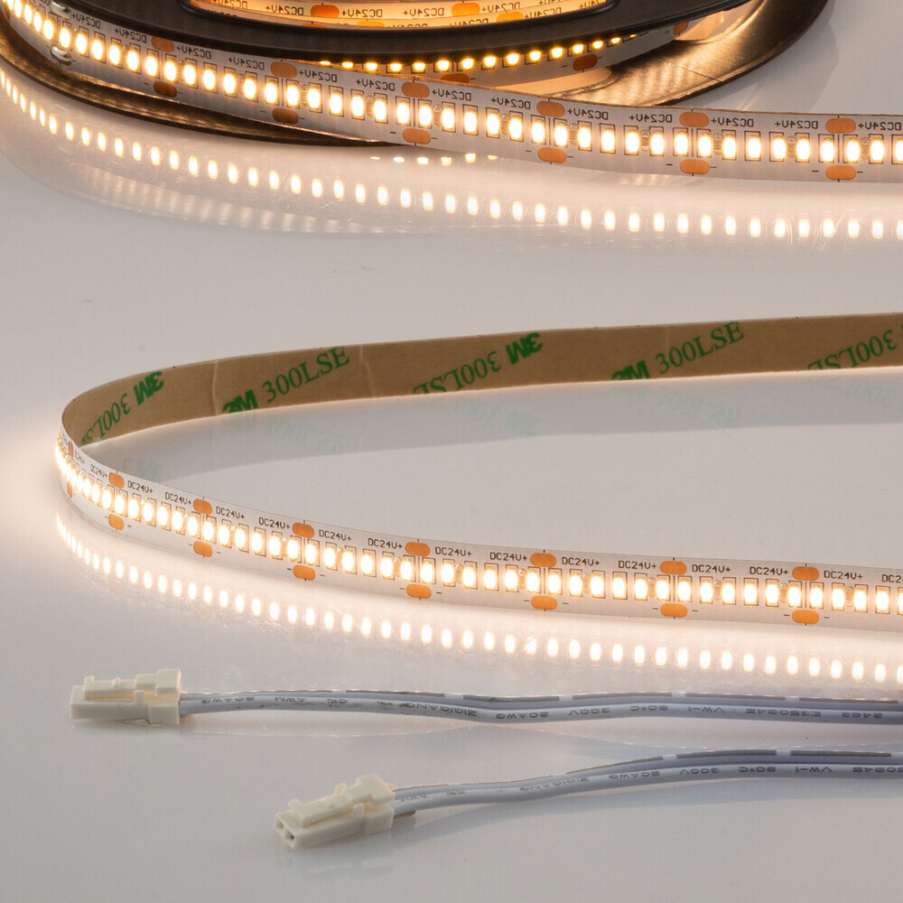 Premium LED Streifen von Isoled mit hervorragender Helligkeit in warmer Lichttemperatur