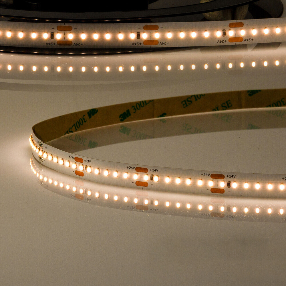 Hervorragender LED Streifen der Marke Isoled in warmweiß mit hochwertiger, 210 LED pro Meter, CRI930 Lichtqualität