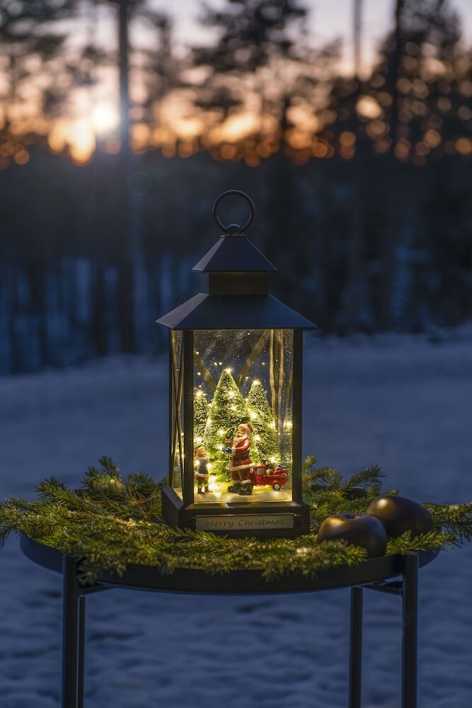 charmante-schwarze-Konstsmide-Laterne-mit-schönen-Weihnachtsmotiven-beleuchtet-durch-warmes-weisses-Licht-von-Konstsmide
