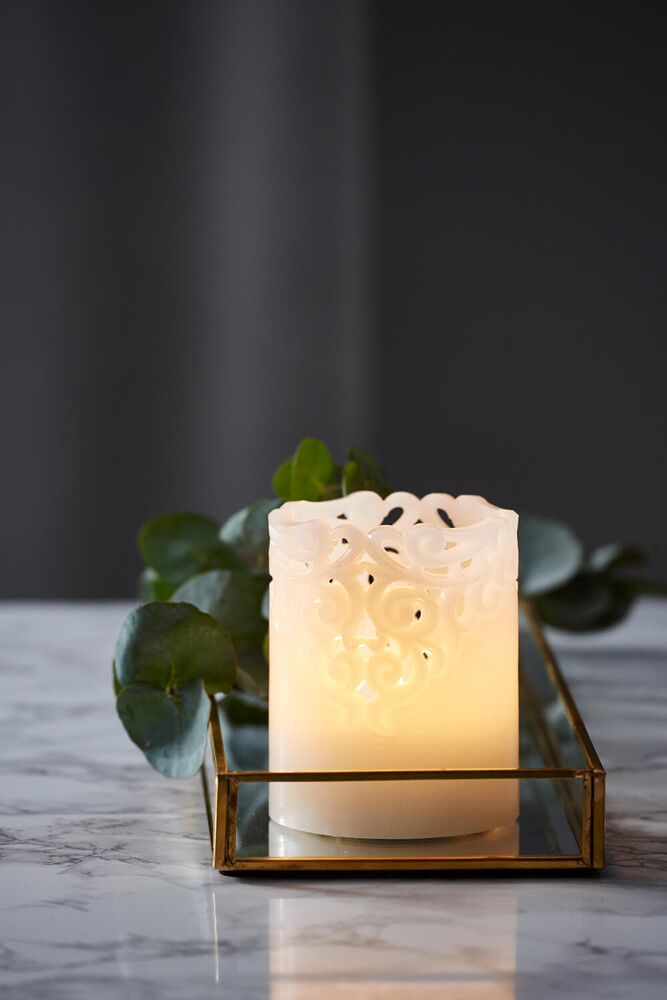 Stimmungsvolle weiße LED Kerze von Star Trading sorgfältig gestaltet mit Rankendesign