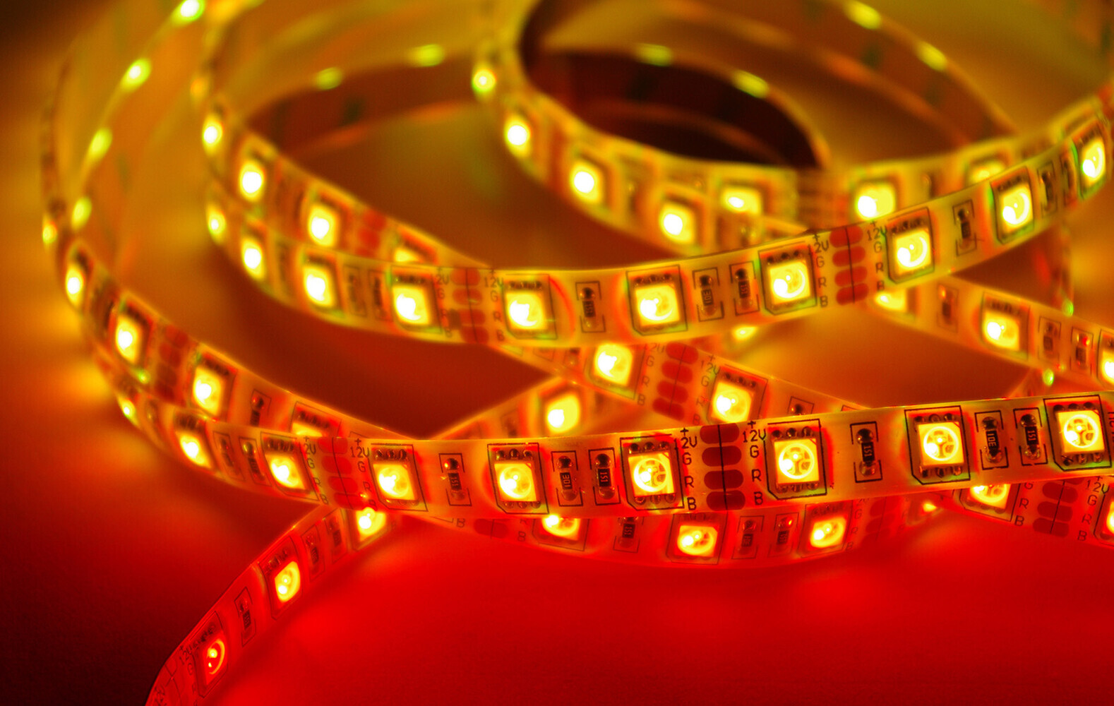 Hochwertiger Comfort LED-Streifen in bunten RGB-Farben, wasserdicht nach IP65, leuchtet mit 60 LEDs pro Meter, inklusive praktischer Fernbedienung und Netzteil - ein Qualitätsprodukt von LED Universum