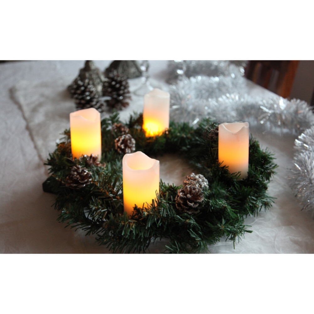 Detaillierte Ansicht von vier weißen LED-Kerzen von Star Trading mit praktischer Fernbedienung