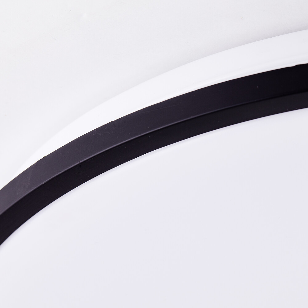 Eine weiße, runde Deckenleuchte von Brilliant in einem eleganten schwarz-weißen Design
