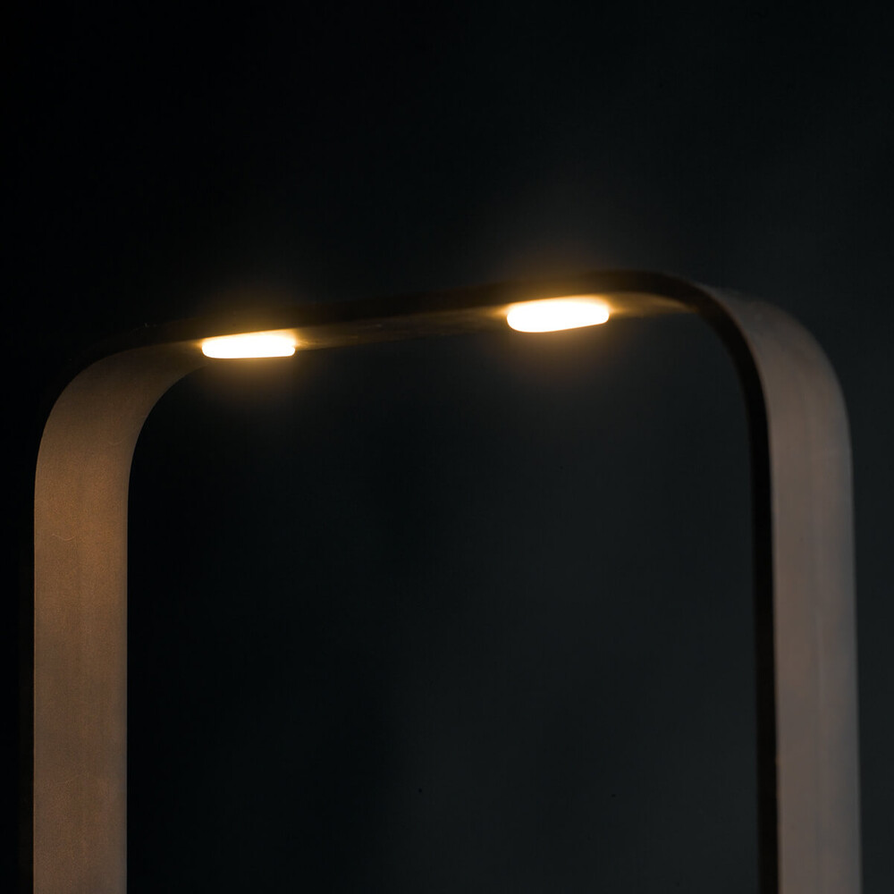 Elegante LED Stehlampe der Marke ECO-LIGHT mit beeindruckendem MOKA Design
