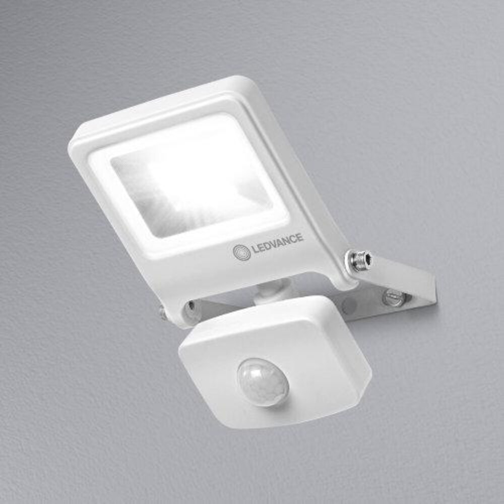Hochwertiger, leuchtender Außenstrahler von LEDVANCE mit integriertem Sensor und warmweißer Lichtfarbe