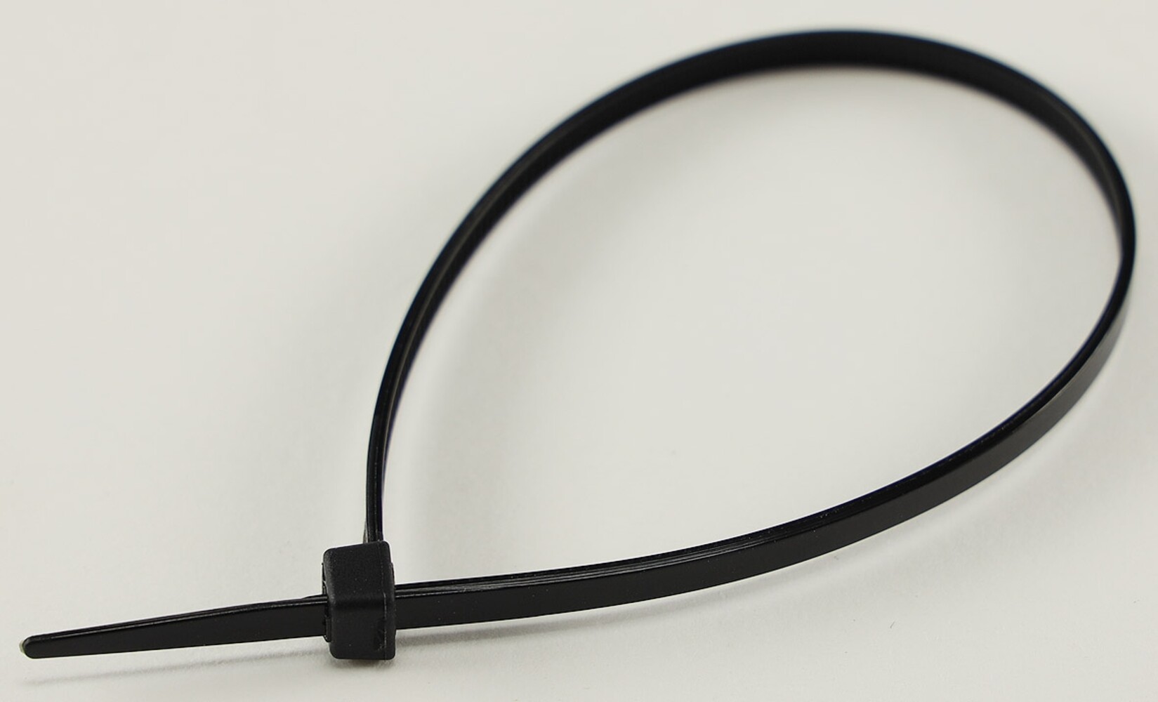 Schwarze, robuste Kabelbinder von Chilitec mit hoher Zugkraft, in UV-resistenter Ausführung