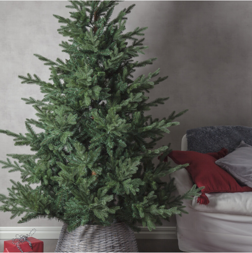 Grüner Weihnachtsbaum von Star Trading im Outdoor-Bereich zur festlichen Jahreszeit