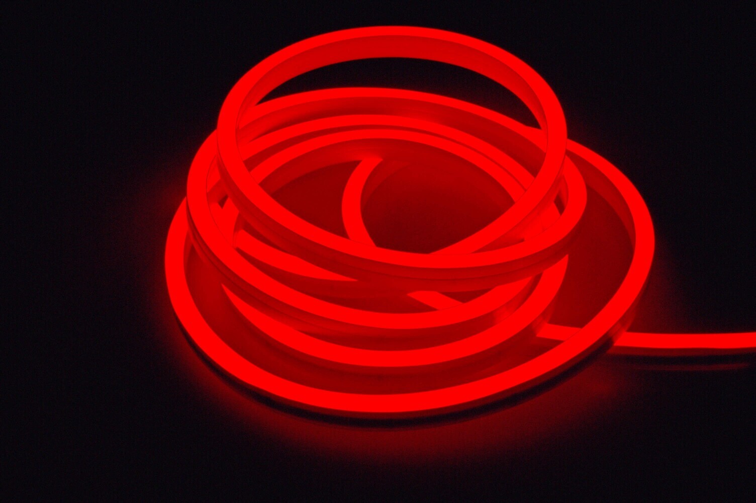 Ein flexibler, farbenfroher LED Streifen von Deko-Light in Seitendarstellung