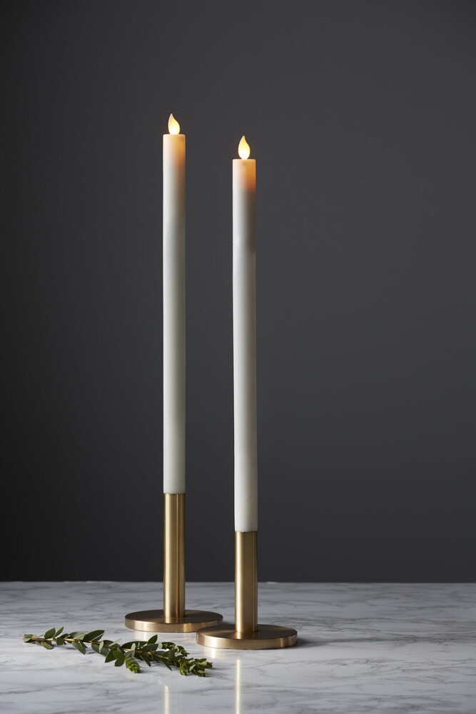 Weiße lang gestaltete LED Kerzen von Star Trading mit beweglicher Flamme im 2er Pack