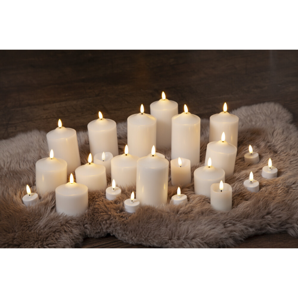 Stimmungsvolle warm-weiße LED Kerze von Star Trading mit elegantem Design und praktischem Timer
