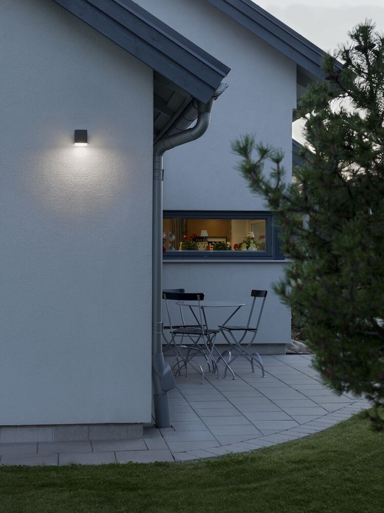 Stilvolle anthrazitfarbene Außenwandleuchte von Konstsmide mit heller 6W LED