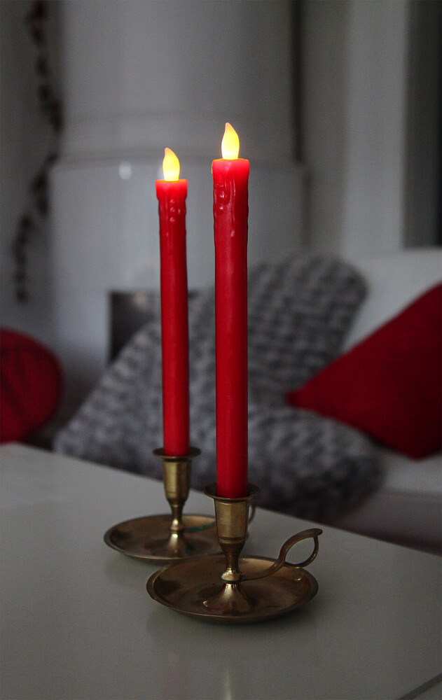 LED Kerzen der Marke Star Trading, einzigartig in Rot und lang geformt