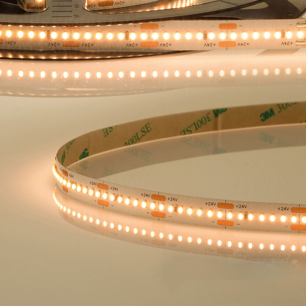 Hochwertiger LED Streifen von Isoled, mit warmweißer Lichtfarbe und beeindruckender Helligkeit