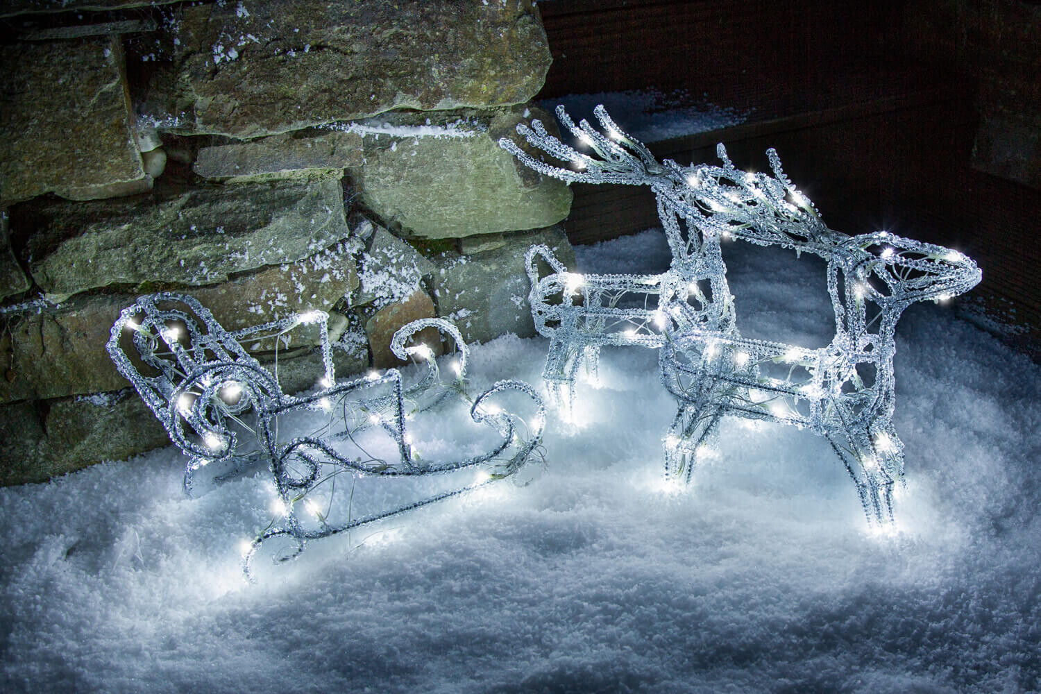 Leuchtfiguren von Konstsmide - herrlich funkelnd und kalt-weiße LED Acryl Set Schlitten mit 2 Rentieren und transparentem Kabel
