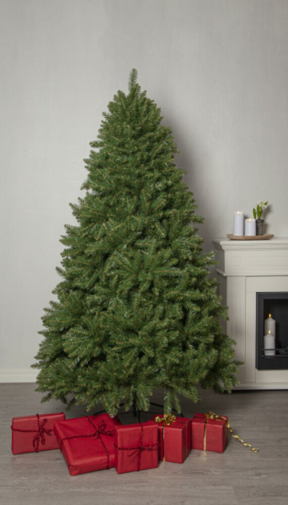 Dicht bewachsener Weihnachtsbaum der Marke 'Star Trading' in aufstellbereitem Zustand mit stabilem Metallfuß, ideal für den Außenbereich