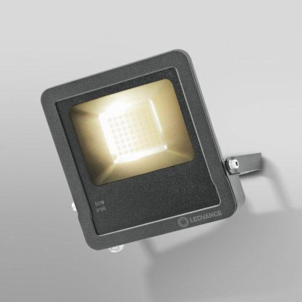 Hochleistungs-Außenstrahler von LEDVANCE, smart und dimmbar mit warmer Lichtfarbe