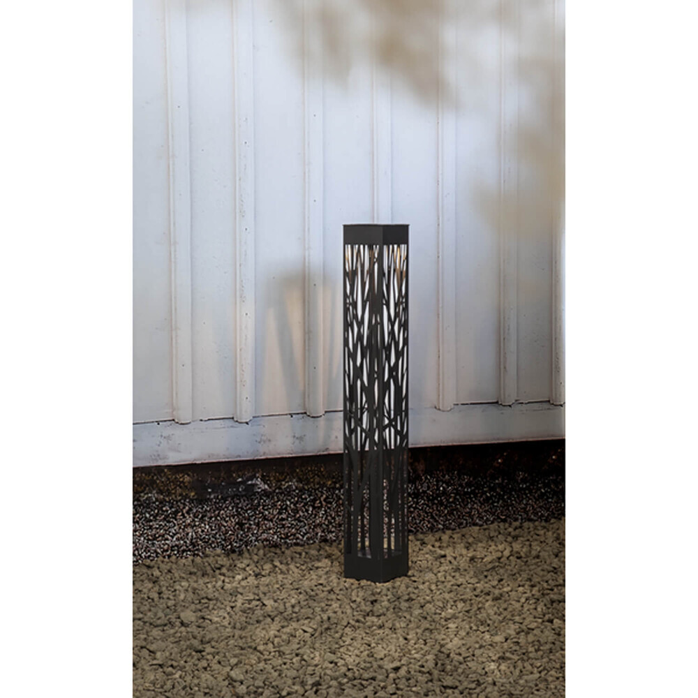 Stilvolle, schwarze Wegeleuchte aus Kunststoff von Star Trading mit eingebautem warmweißen LED-Licht und Solarpanel