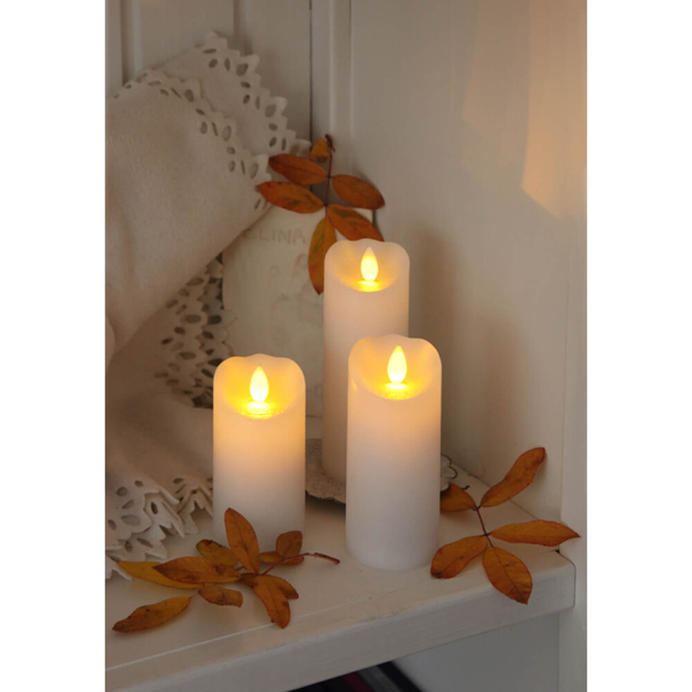 Schöne leuchtende LED Kerze in Weiß von Star Trading mit flackerndem Licht