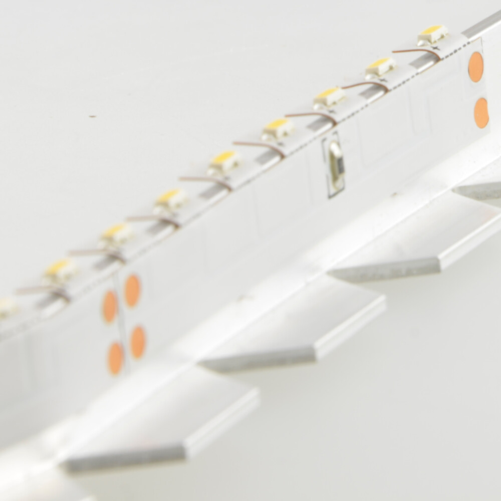 Hochwertiger LED Streifen der Marke Isoled, warmweißes Licht und flexible Anwendung