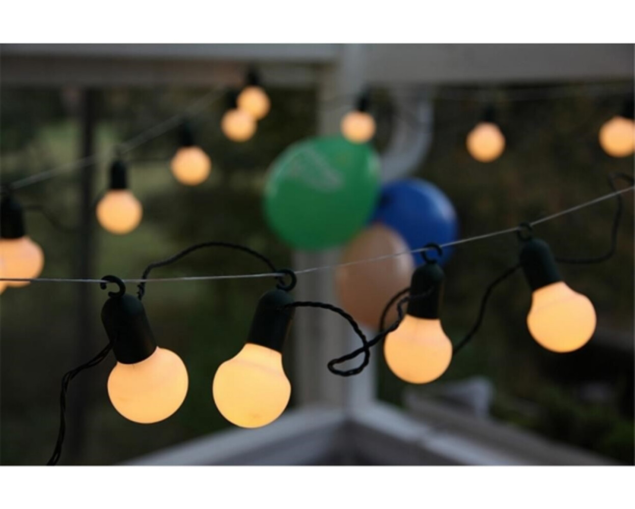 Stimmungsvolle warmweiße LED Lichterkette von Star Trading, outdoor-tauglich, mit grünem Kabel und 20 Teilen