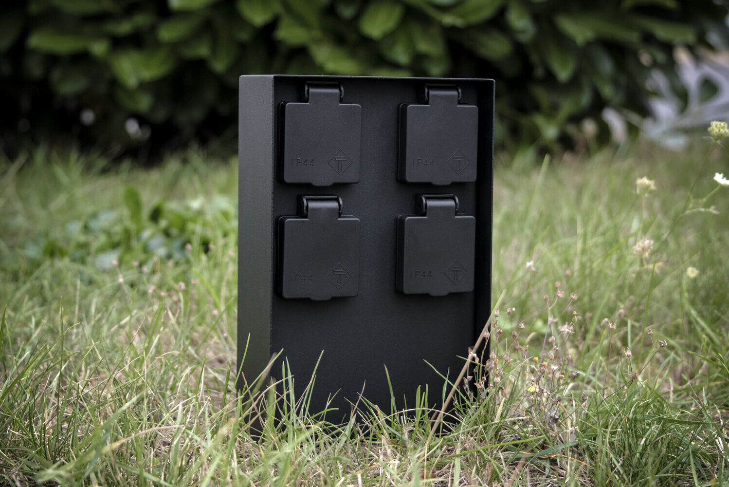 Matt schwarze Außensteckdose mit vier Steckplätzen von LED Universum