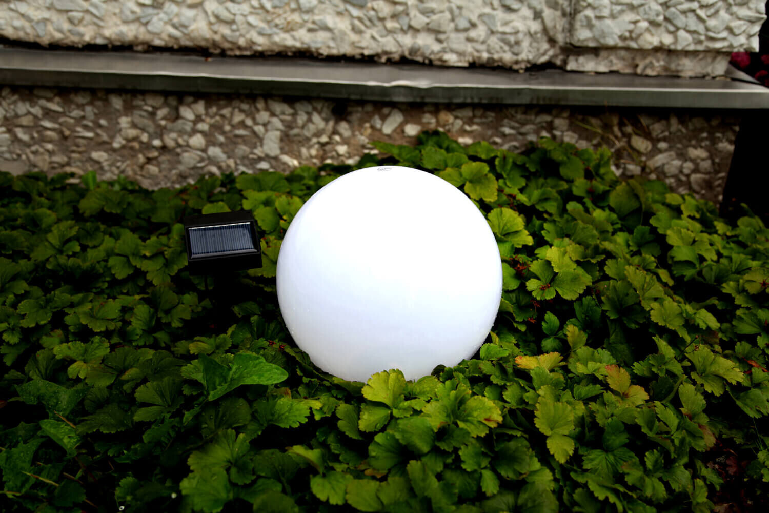 Elegante Erdspießleuchte in Weiß von Star Trading mit Solarpanel und warmweißem LED-Licht