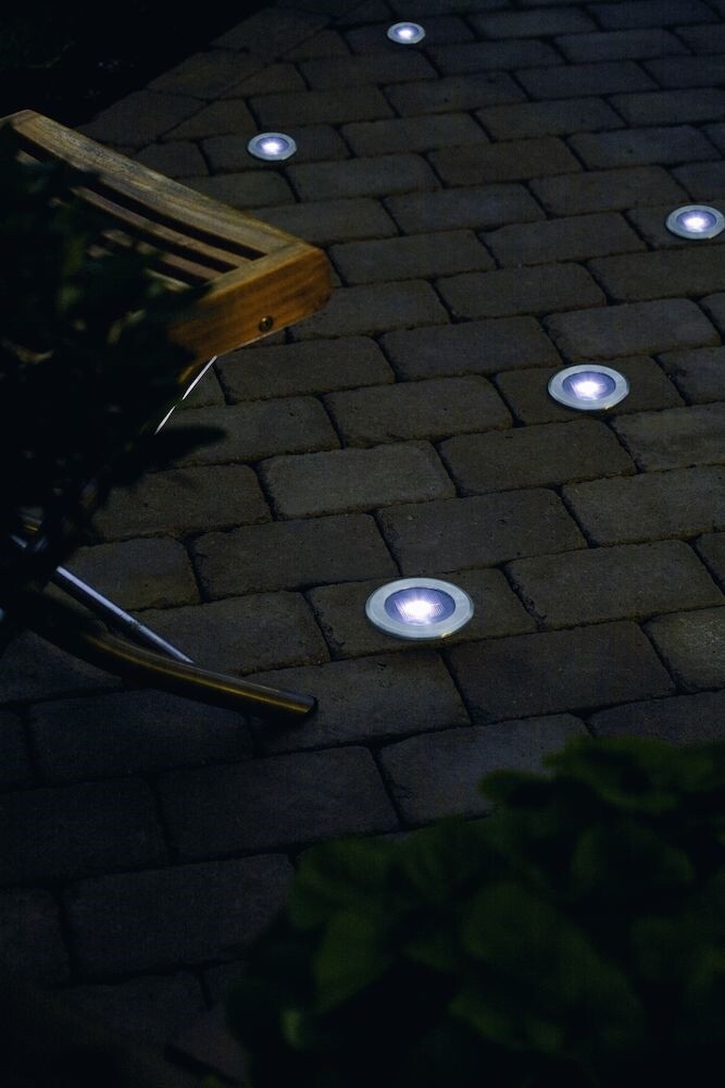 Eleganter Edelstahl-Bodeneinbaustrahler von Konstsmide mit weisser LED-Beleuchtung