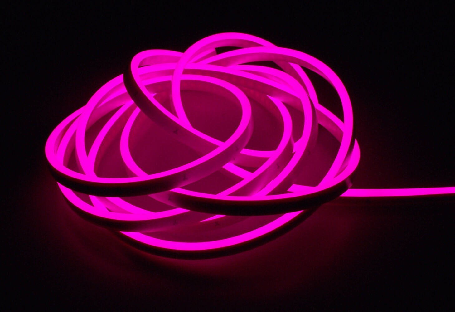 Blickfang-Flexibler-Deko-Light-LED-Streifen-in-vibrantem-RGB