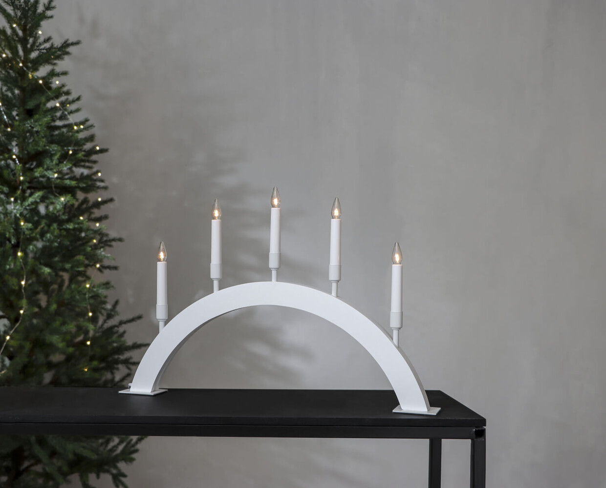 Fünfflammiger Holz-Leuchter von Star Trading in elegantem Weiß und warmweißem Licht