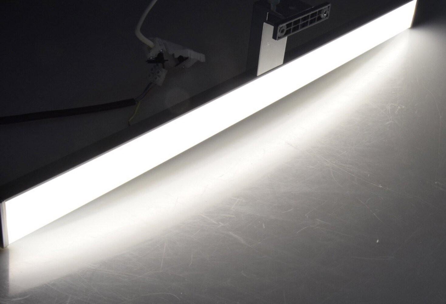 Elegante neutrale weiße LED-Spiegelleuchte von ChiliTec