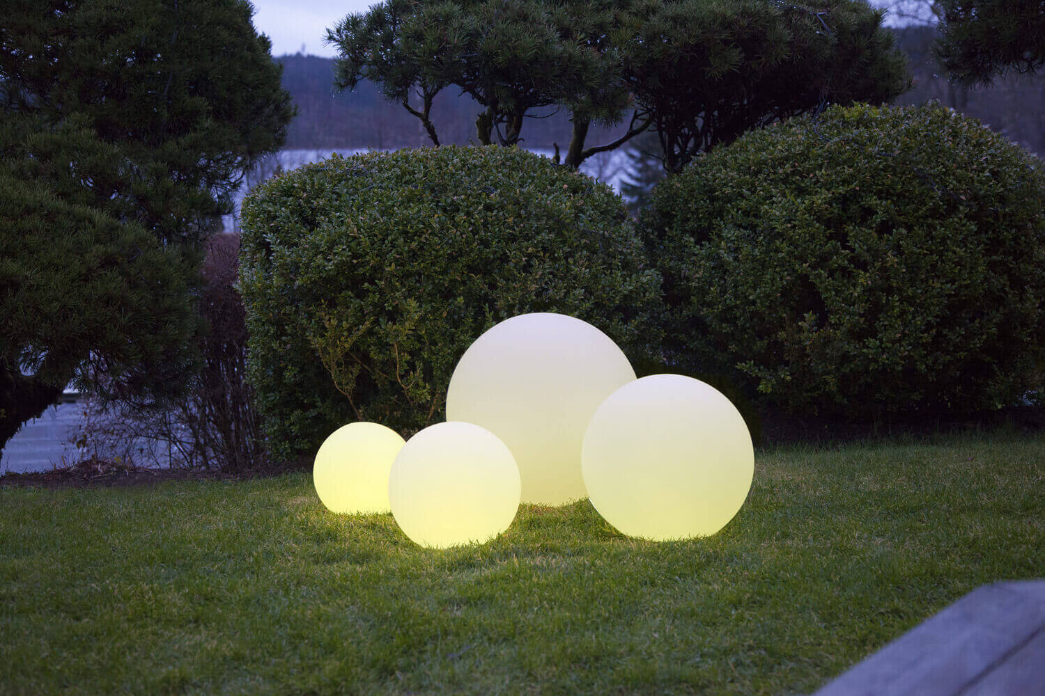 Faszinierende weiße LED-Kugel von Star Trading mit beeindruckendem Farbwechsel