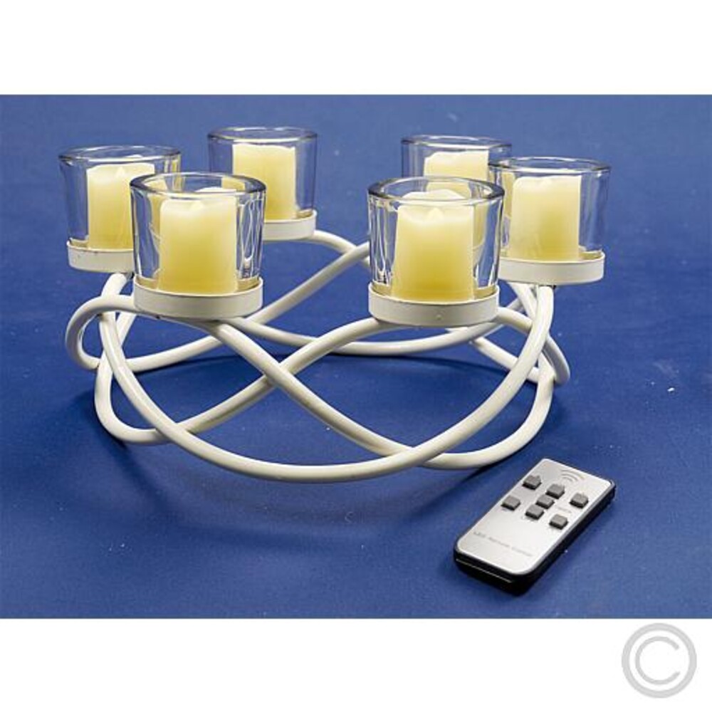 Elegante weiße LED Kerzen von Lotti mit einzigartigen Kerzenständer