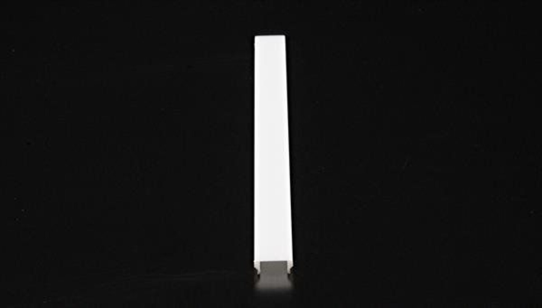 Elegante Abdeckung der Marke Deko-Light in schicker slber Optik mit Maßen 1000 mm x 21 mm x 9,4 mm