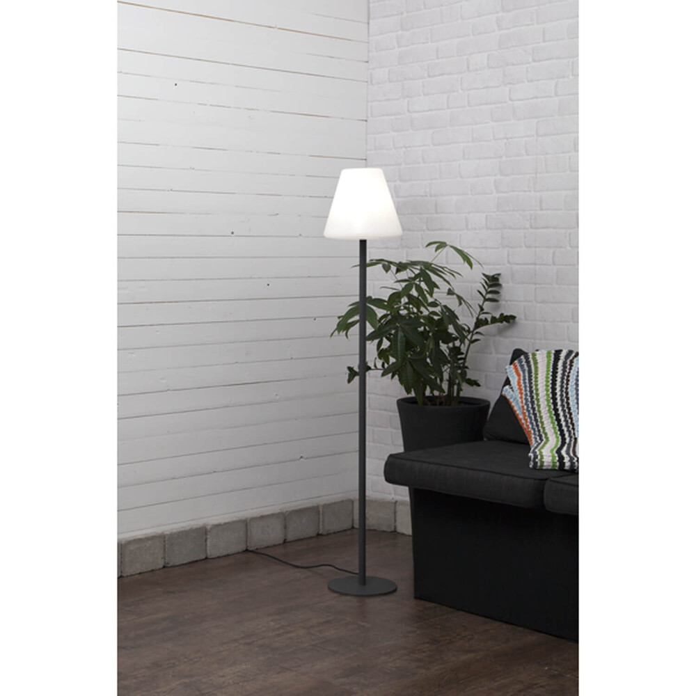 Weiße und graue LED Gartenlampe von Star Trading mit einem Design namens Kreta