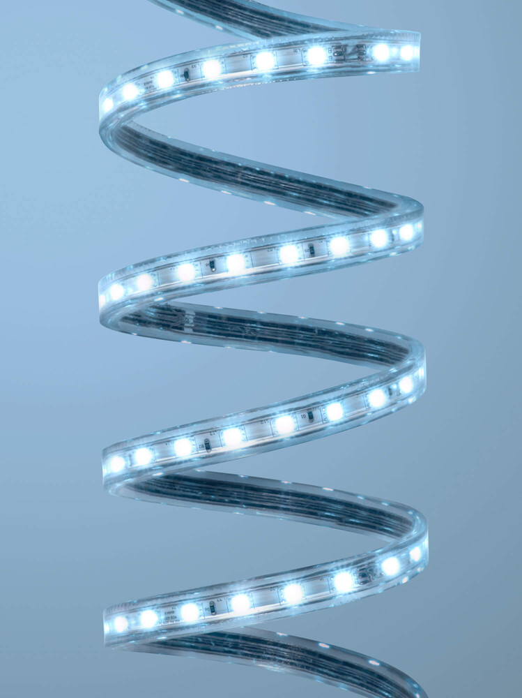 Professioneller RGB LED Streifen von LED Universum mit 60 LEDs pro Meter, IP68 Zertifizierung und 4-poliger Endkappe